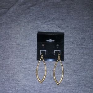 💜Gold dangles & pearl posts. Posts are Julia's